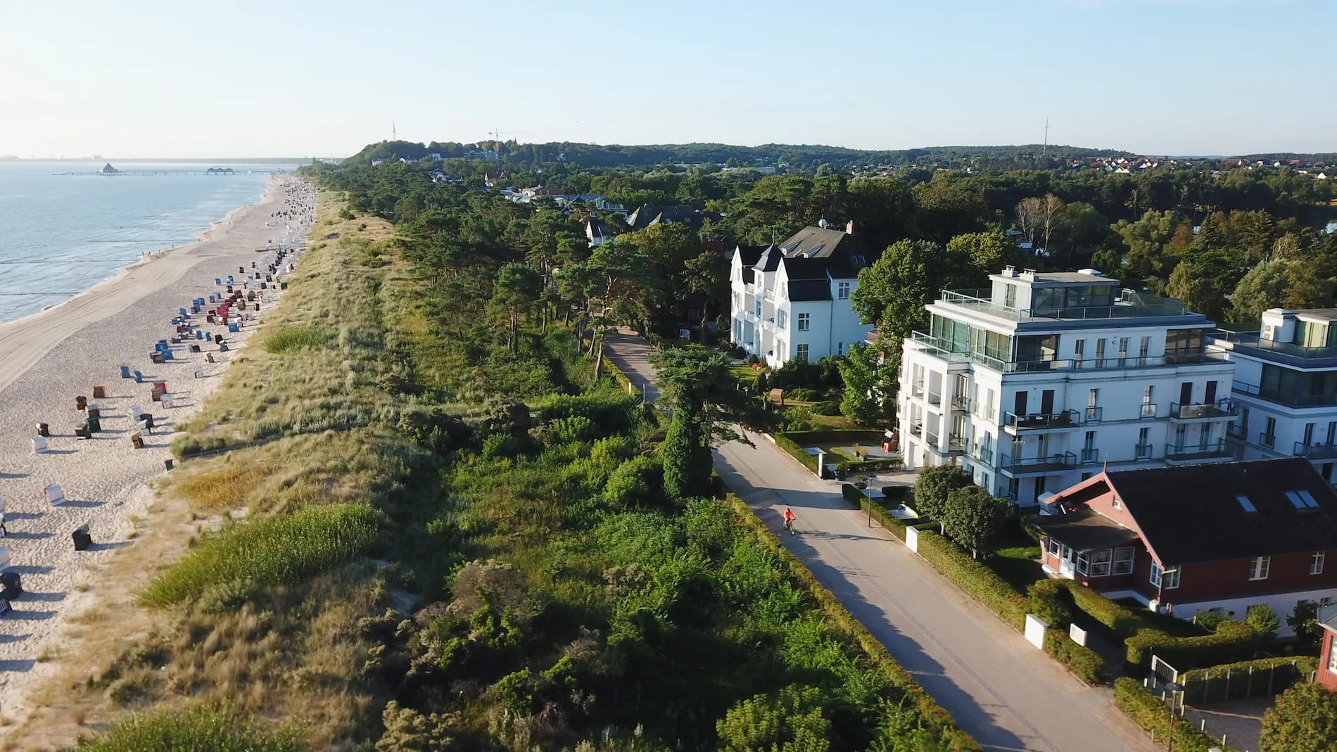 Ostseestrand mit Strandkörben, Dünen und Bädervillen aus der Luft